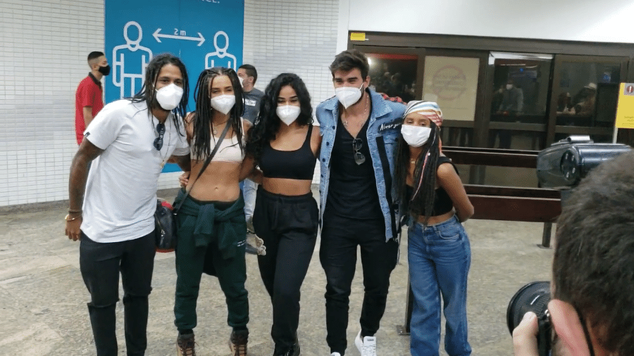 Participantes do "No Limite" desembarcam em aeroporto de São Paulo - Famosando/AgNews
