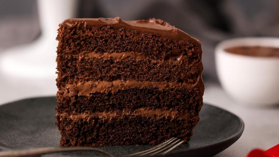 Bolo de chocolate gelado no papel alumínio