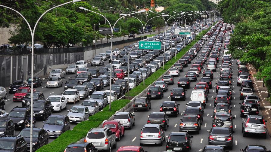 Trânsito pesado de veículos em São Paulo - Getty Images
