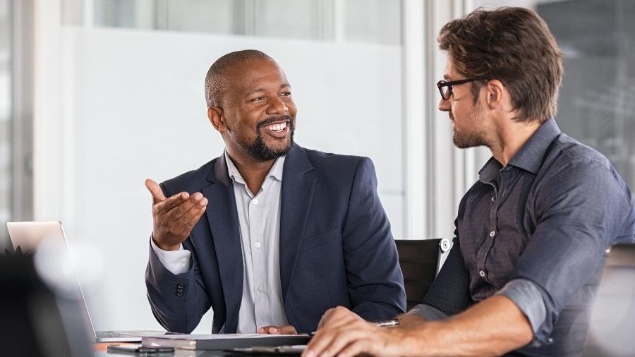 Mensagens para enviar aos colegas de trabalho - iStock