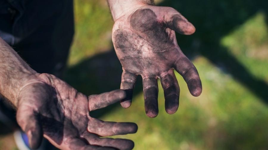 Mão suja carvão - DekiArt/Getty Images/iStockphoto