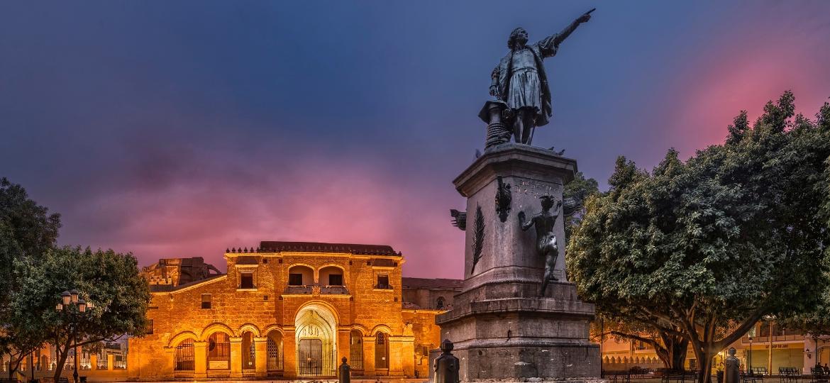 Estátua de Cristóvão Colombo e Catedral Primada de America, em Santo Domingo, na República Dominicana - Getty Images