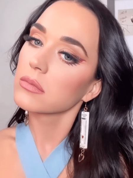 Katy Perry com o "brinco da discórdia": peça sinalizaria que cantora está livre da covid-19 - Reprodução/Instagram