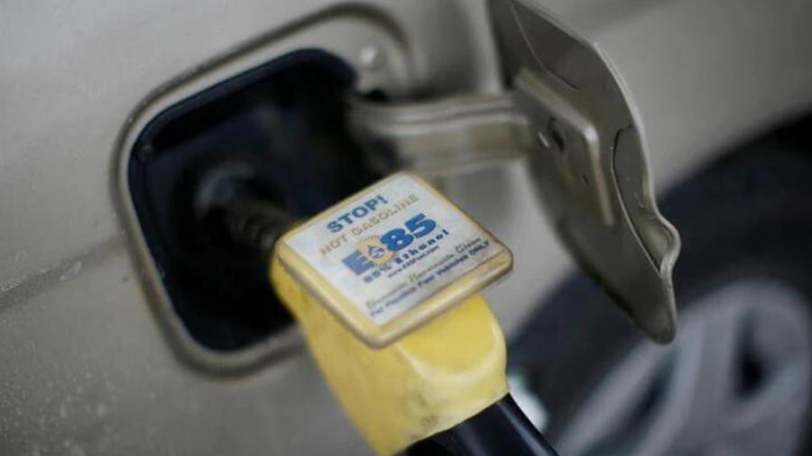 Carro é abastecido com etanol - REUTERS/Jason Reed