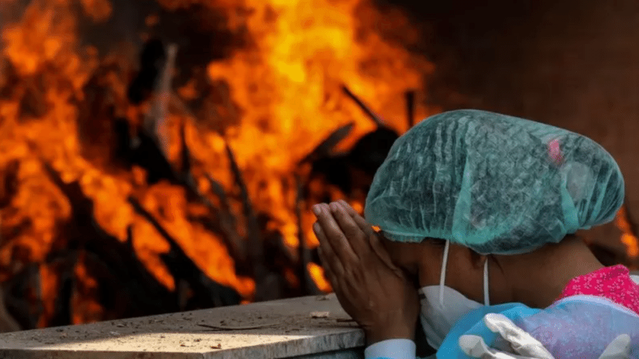 Locais de cremação na Índia enfrentaram dificuldades devido ao alto número de mortos nos últimos dois anos - EPA via BBC News Brasil