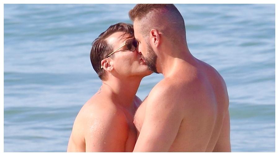 O ator Bernardo Langlott foi flagrado aos beijos com o apresentador Israel Cassol na praia da Barra da Tijuca, no Rio - Fabrício Pioyani/ AgNews