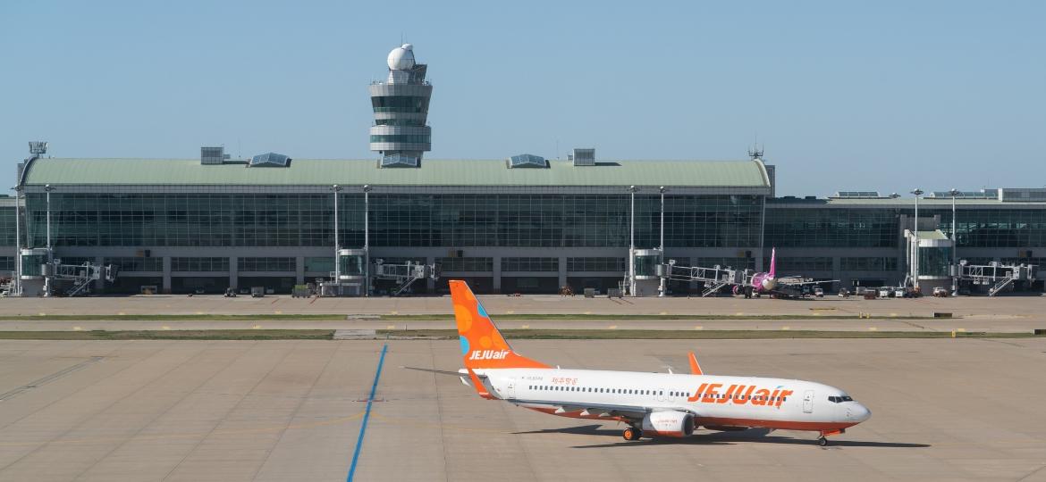 Após a aterrissagem no Aeroporto de Incheon (foto), em Seul, o passageiro do voo da Jeju Air foi entregue às autoridades - Julien Viry/Getty Images