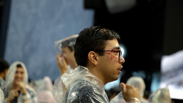 Com maquiagem de estrela vermelha, o estudante Eduardo Matsumura Filho, 19, aguarda pelo show do Jão