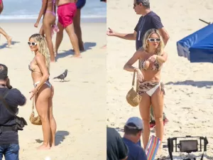 Monique Alfradique grava de biquíni com Rainer Cadete em praia no Rio