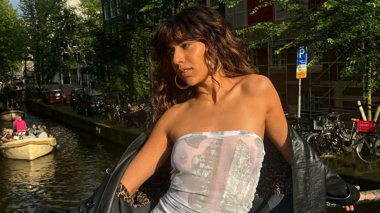 Marina Sena deixa mamilo à mostra com vestido transparente na Holanda