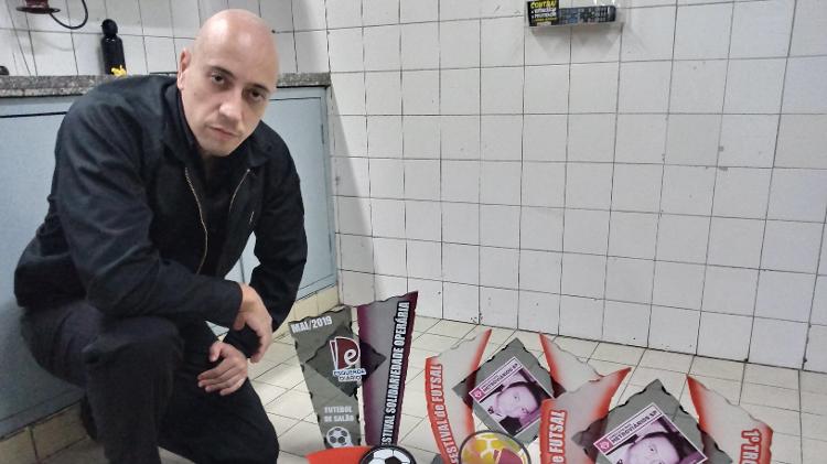Rogério posando com troféus conquistados em campeonatos de futsal Rogério posando com troféus conquistados em campeonatos de futsal