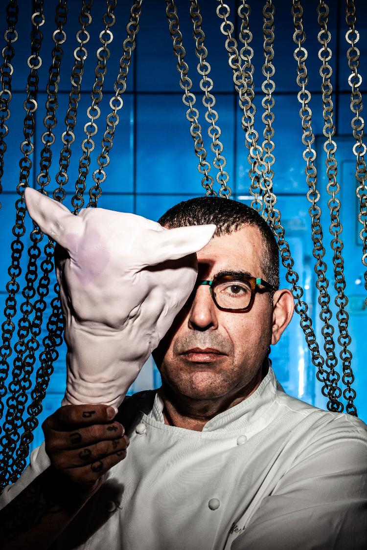 Chef Jefferson Rueda no seu restaurante A Casa do Porco Chef Jefferson Rueda no seu restaurante A Casa do Porco
