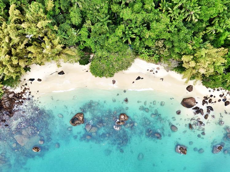 Mesmo com chuva, encontramos o mar com essa cor!