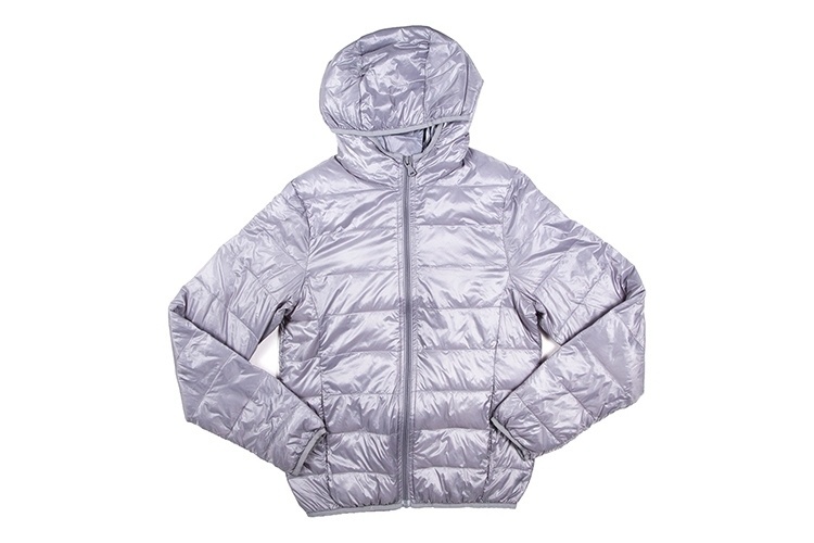 JAQUETA DE NÁILON: modelo prata com capuz, da Camisaria Colombo. Preço: R$ 79,95. Informações: (11) 2388-8201 | Preço e disponibilidade pesquisados em julho de 2015 e sujeitos a alterações - Divulgação