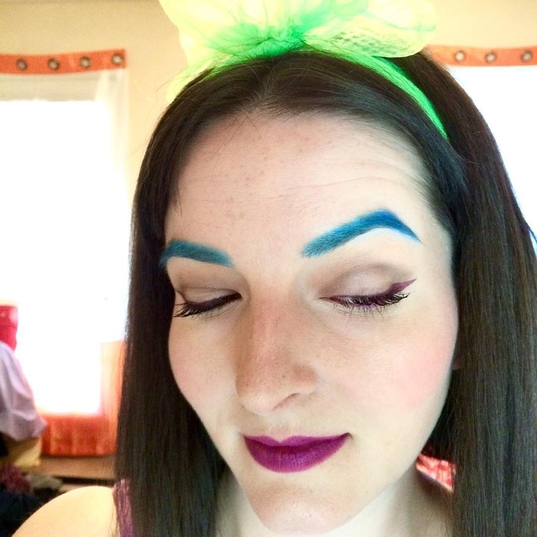 Sobrancelha Colorida - Reprodução/Instagram/leswoon_creations