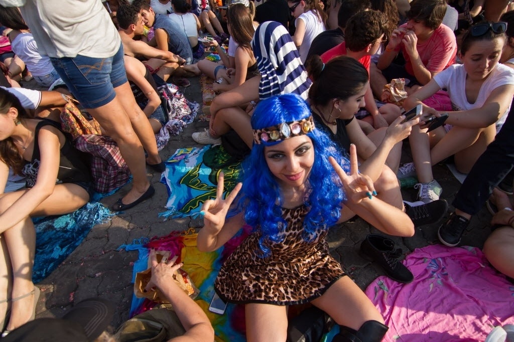 27.set.2015 - "Looks" bem trabalhados e coloridos são vistos entre os fãs de Katy Perry, durante o último dia de shows do Rock in Rio 2015. - Luciano Belford/Frame
