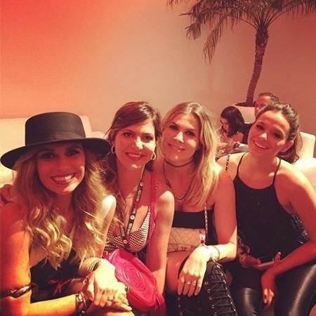 27.set.2015 - No último dia de Rock in Rio, Bruna Marquezine e Giovanna Antonelli posam com a atriz Julia Faria e a promoter Carol Sampaio, que compartilhou o clique em seu Instagram - Reprodução/Instagram/sampaio_carol - Reprodução/Instagram/sampaio_carol
