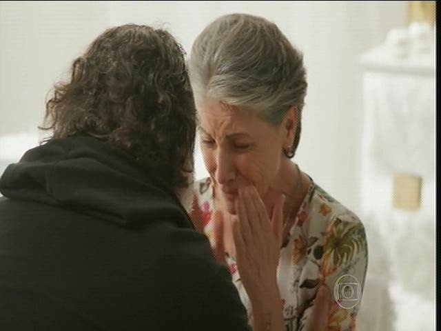 Djanira (Cássia Kis) desabafa com Zé Maria (Tony Ramos) sobre Romero (Alexandre Nero) - Reprodução/TV Globo