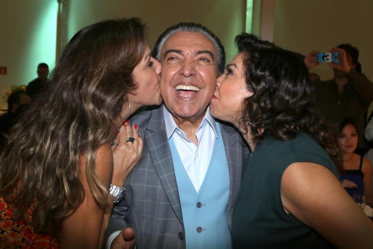 28.out.2015 - Na noite desta terça-feira, dia em que completa 80 anos, Maurício de Sousa comemorou seu aniversário em um buffet da cidade de São Paulo e ganhou um beijo duplo das filhas Magali e Mônica, nomes que inspiraram a criação dos famosos personagens da "Turma da Mônica" - Thiago Duran/AgNews