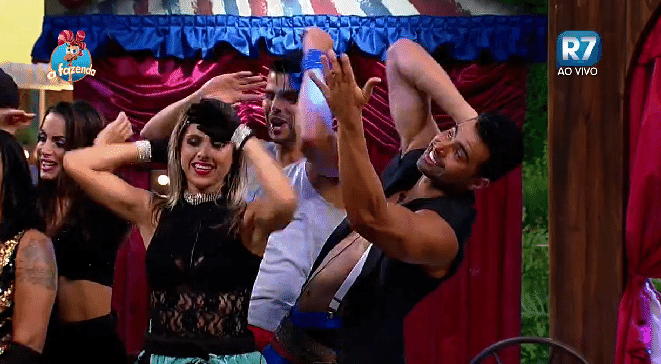 6.nov.2015 - Apesar do clima de rivalidade entre os grupos, a festa desta sexta-feira (6) uniu os peões - Reprodução/Record