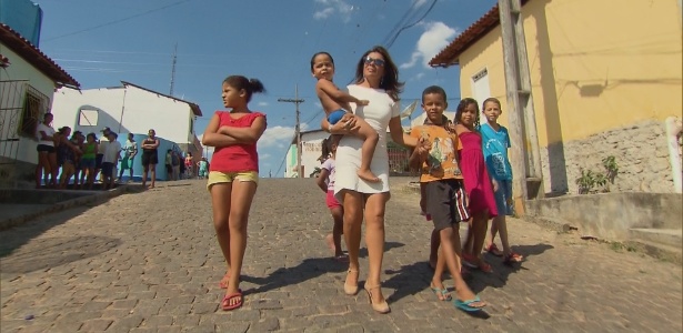 Mara Maravilha é cercada por crianças em Itororó, interior da Bahia, em cena que será exibida no "Domingo Show"  - Divulgação/TV Record