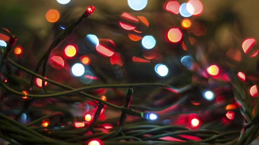 Por que as luzinhas de Natal sempre ficam emaranhadas? Ciência explica