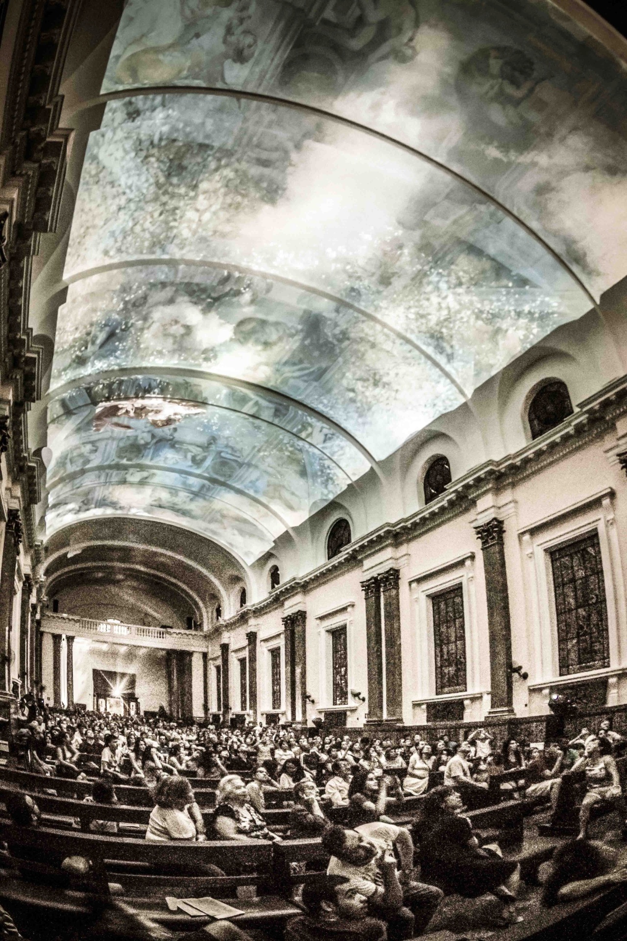 Até dia 22 de dezembro, a igreja São Luís Gonzaga (avenida Paulista, 2.378, Consolação) recebe o Natal Iluminado com apresentações em projeções no altar e no teto da igreja. As projeções são, em sua maioria, inspiradas na Capela Sistina. Imagens de artistas como Michelangelo, Rafael, Bernini e Botticelli fazem parte da apresentação. Veja os horários das sessões: 17/12 (21h30), 18/12 (20h e 21h), 19/12 (19h, 20h e 21h), 20/12 (21h), 21/12 (20h e 21h) e 22/12 (20h e 21h). - Divulgação