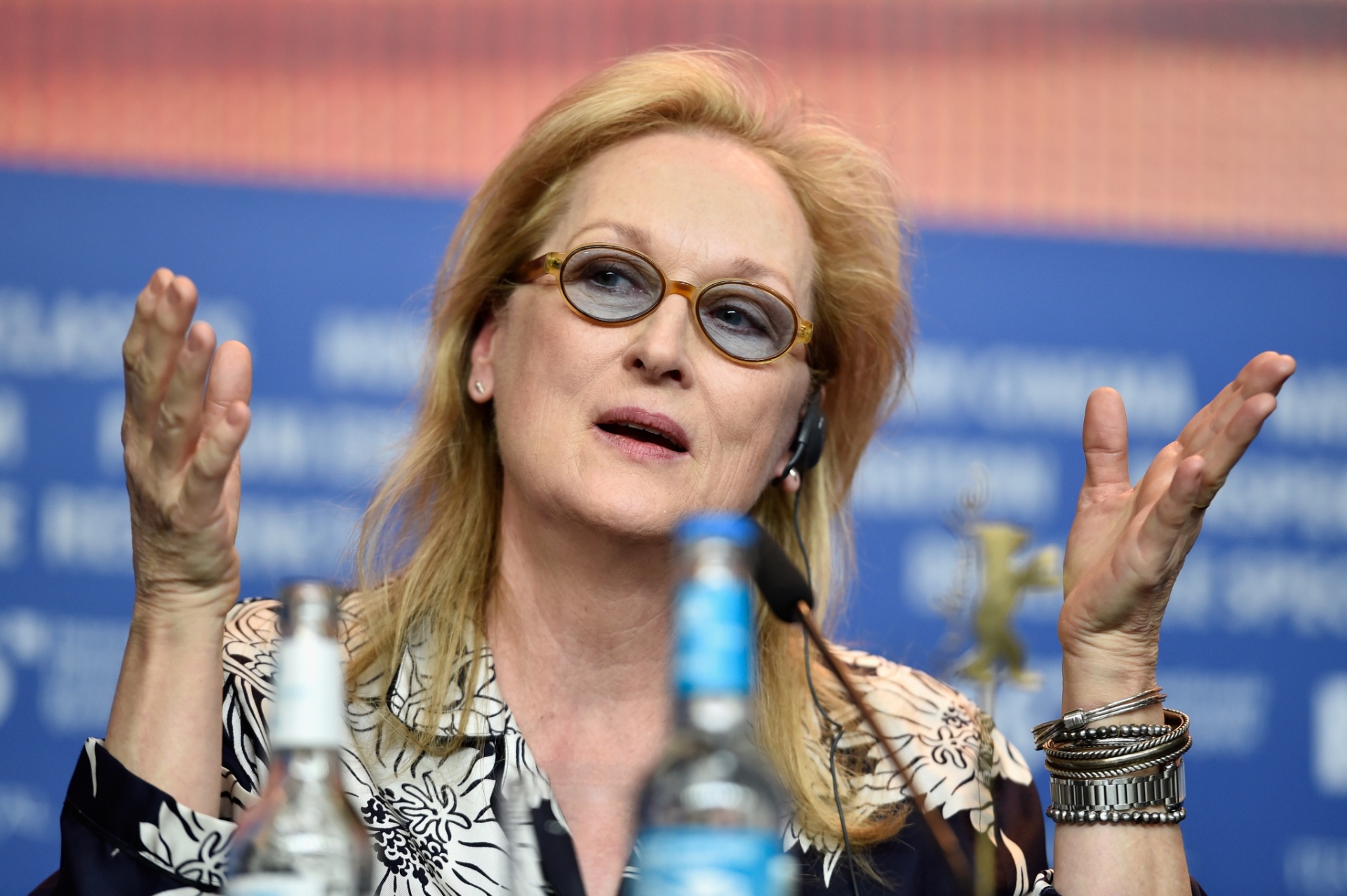 11.fev.2016 - A atriz Meryl Streep, presidente do júri internacional do 66º Festival de Berlim, atende jornalista durante coletiva na abertura do evento - Pascal Le Segretain/Getty Images
