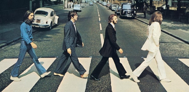 Capa do álbum "Abbey Road", dos Beatles, com o quarteto atravessando a faixa de pedestres em frente ao estúdio homônimo - Reprodução