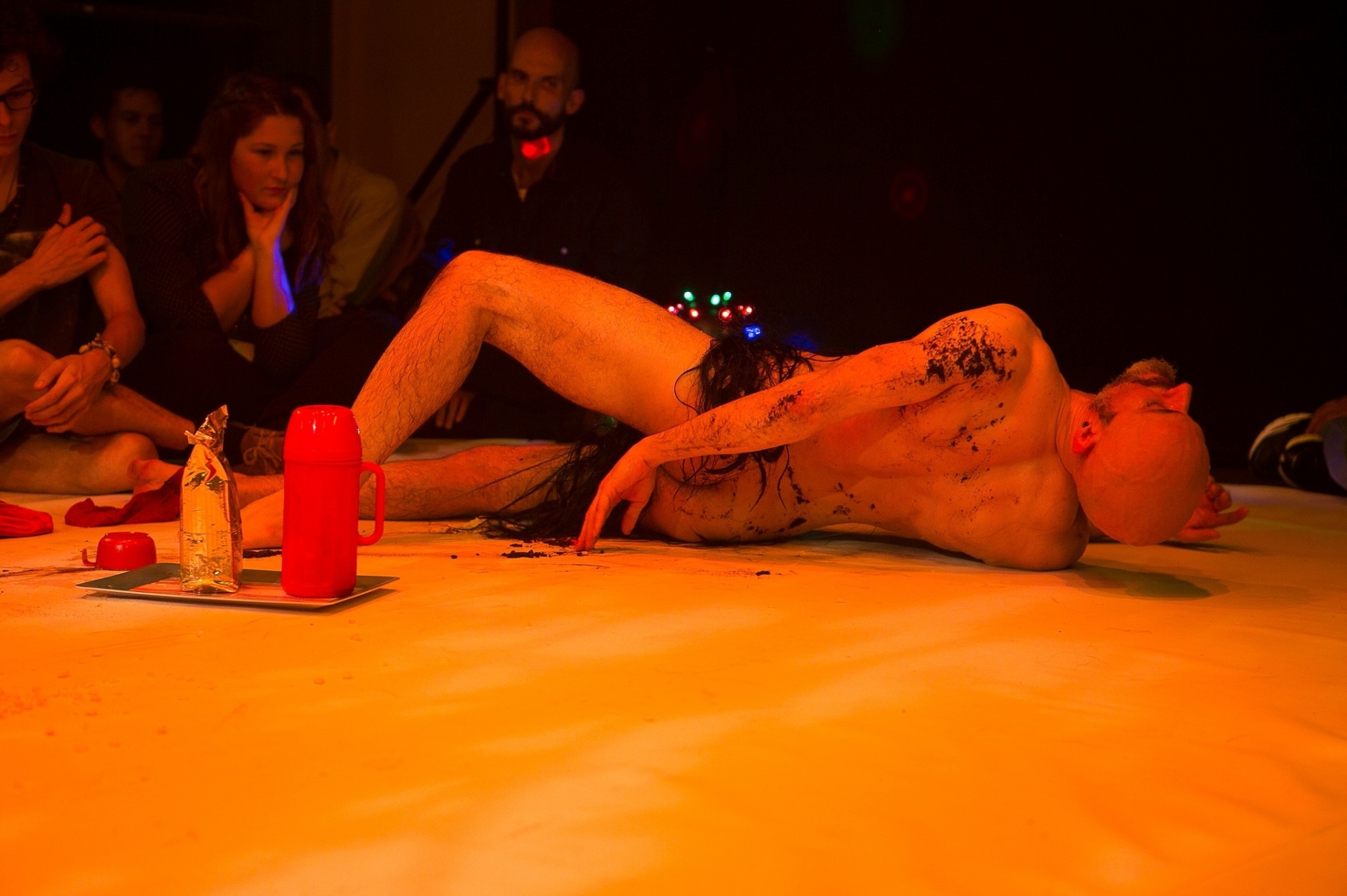 Cena do espetáculo "O Confete da Índia", com André Masseno, encenada no Festival de Curitiba - Lina Sumizono/Clix