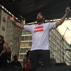 Durante show, Tico Santa Cruz usa camiseta em protesto a Michel Temer - Renata Nogueira/UOL - Renata Nogueira/UOL