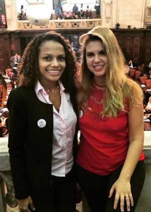 As atrizes Quitéria Chagas e Carolinie Figueiredo, formadas como doulas, em evento na Assembleia Legislativa do Rio - Divulgação - Divulgação
