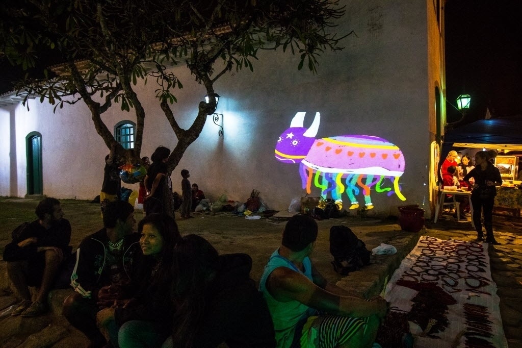 1º.jul.2016 - Artista visual, VJ Suave projeta ilustracoes nos muros de Paraty - Keiny Andrade/Folhapress