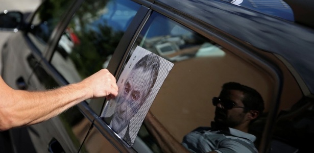 Taxista de Sarajevo cola imagem de Robert De Niro em "Taxi Driver" - festival de cinema da cidade com a exibição de "Taxi Driver". - festival de cinema da cidade com a exibição de "Taxi Driver".