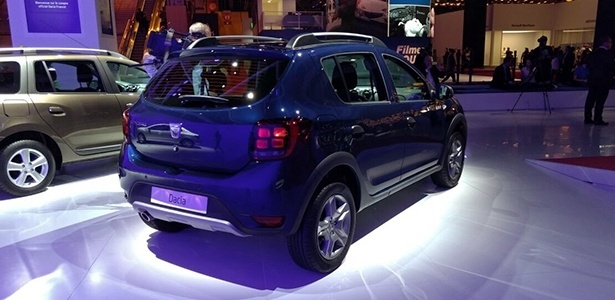 Lanternas do novo Sandero na Europa são divididas por quatro pequenos quadradinhos - Leonardo Felix/UOL - Leonardo Felix/UOL