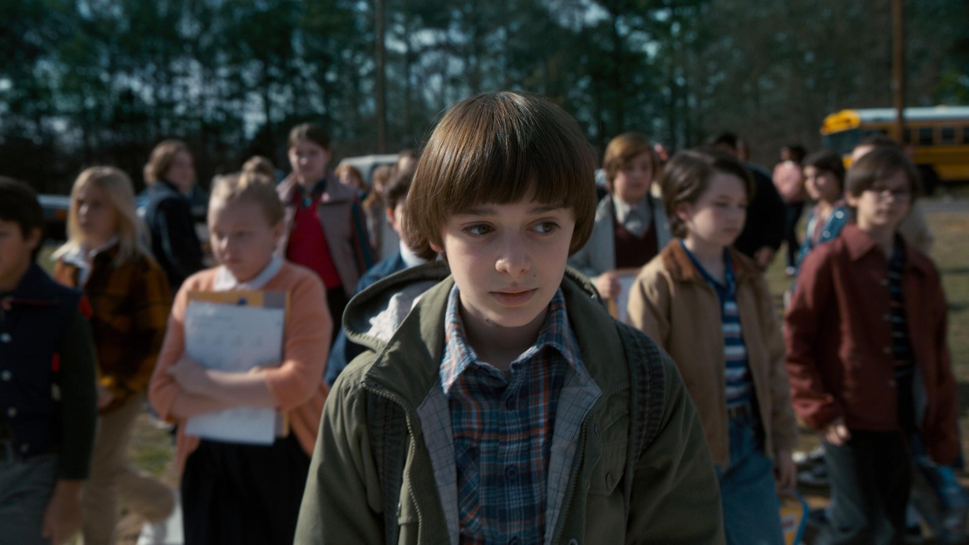 Will (Noah Schnapp) surge cabisbaixo em cena da segunda temporada de "Stranger Things" - Divulgação