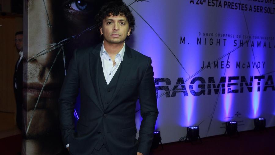 O diretor M. Night Shyamalan passa pelo tapete vermelho da pré-estreia de "Fragmentado" em shopping de São Paulo - Amauri Nehn/Brazil News