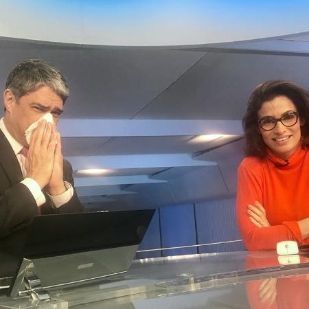 William Bonner brinca com resfriado que o afastou do "Jornal Nacional" em foto com Renata Vasconcellos - Reprodução/Twitter/jornalnacional - Reprodução/Twitter/jornalnacional