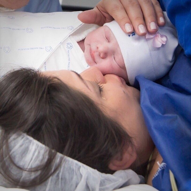 Em 1° de agosto de 2016, Thais Fersoza estava na maternidade Santa Joana, segurando a primogênita Melinda no colo - ReproduçãoInstagramTataFersoza