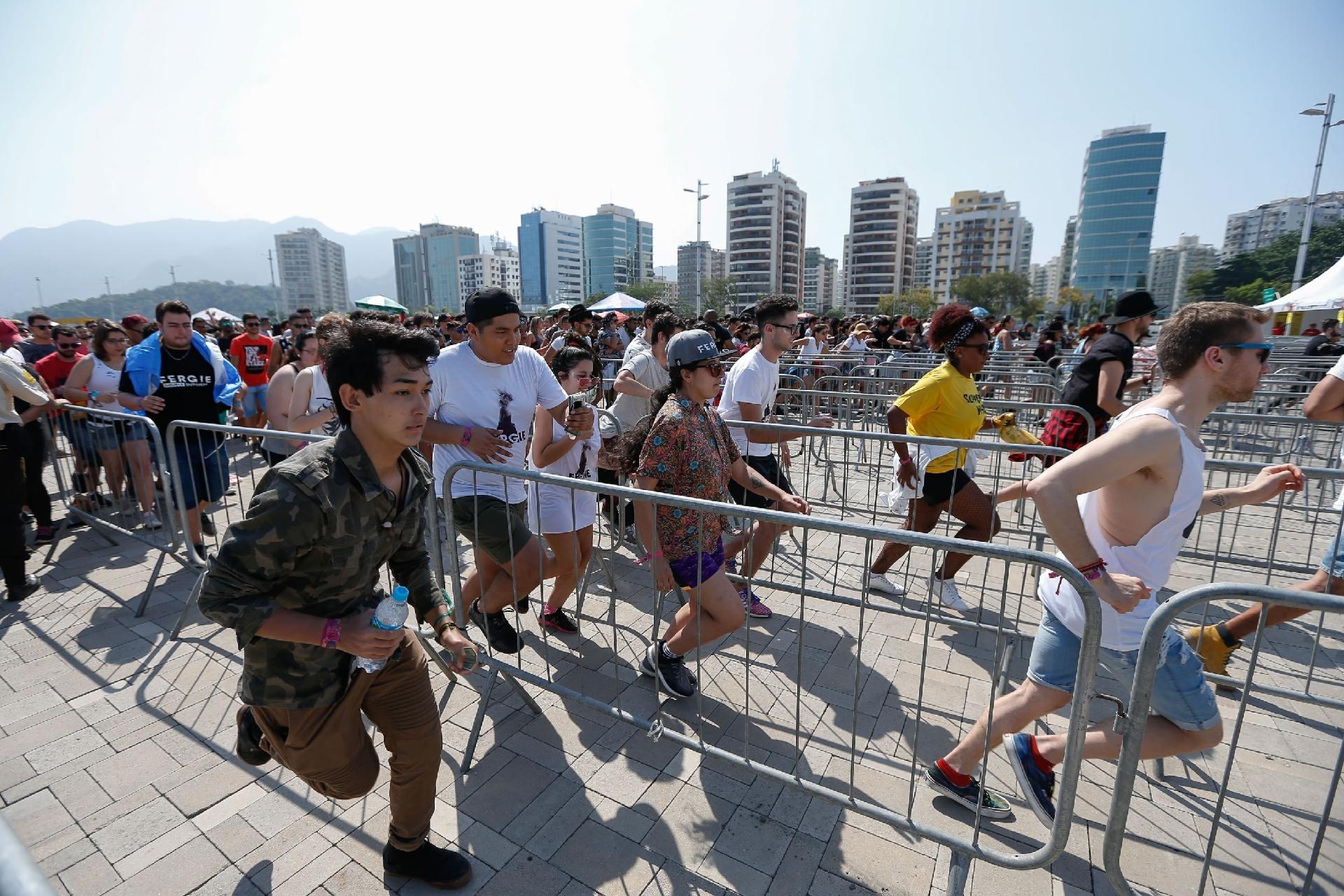 16.set.2017 - Público corre para pegar bom lugar após abertura dos portões do segundo dia do Rock in Rio - Marco Antonio Teixeira/UOL