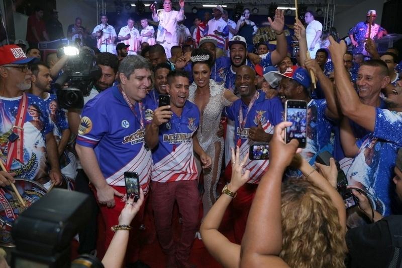 Os ritmistas da Escola de Samba União da Ilha do Governador fizeram festa para a nova Rainha de Bateria e fizeram questão de tirar selfie com Gracyanne - Anderson Borde/AgNews
