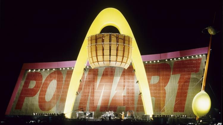 O palco histórico (e brega) da turnê "PopMart" - Divulgação - Divulgação