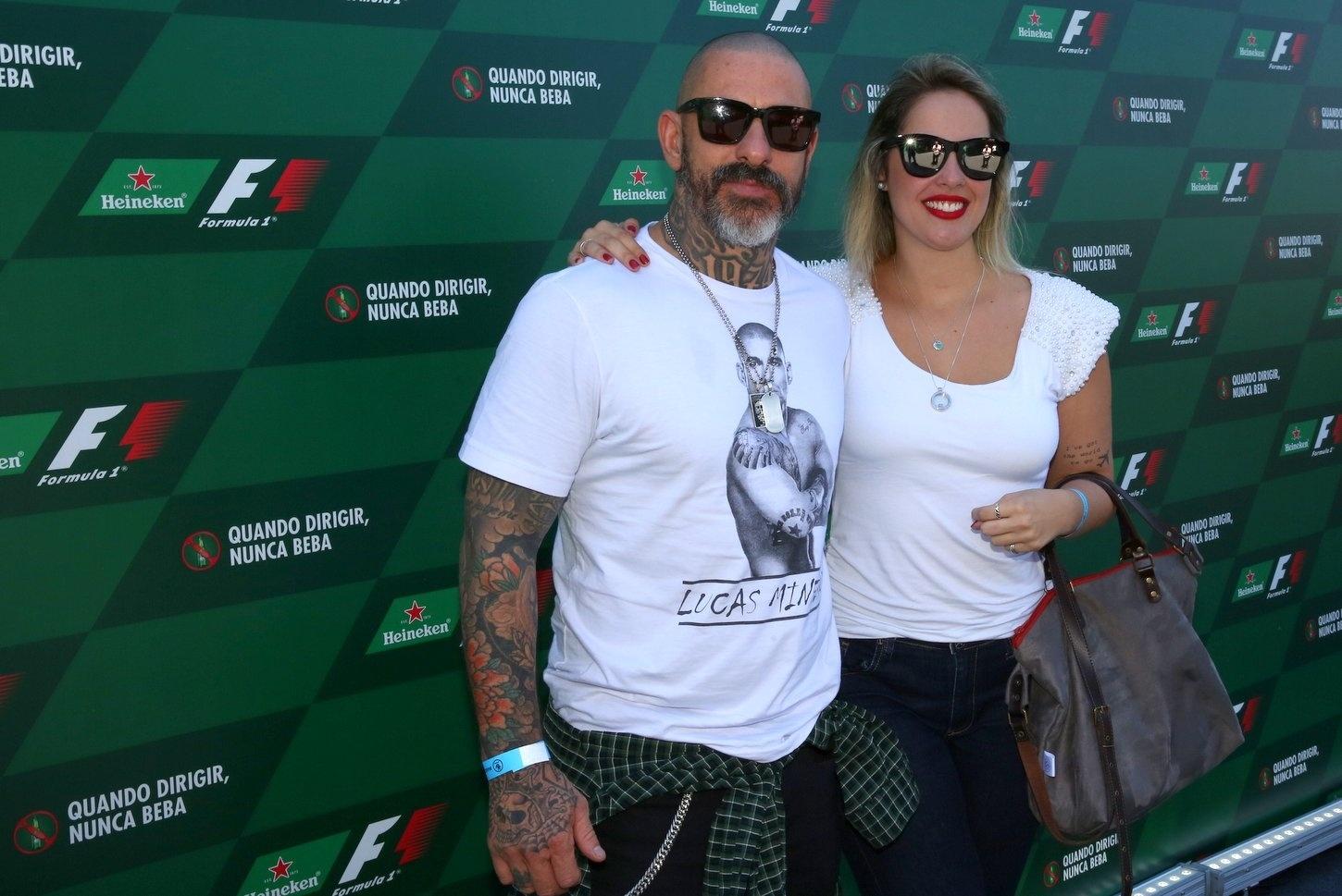 Henrique Fogaça vai com a namorada, a engenheira química Carine Ludovic, ao autódromo de Interlagos - Deividi Correa e Denilson Santos/AgNews