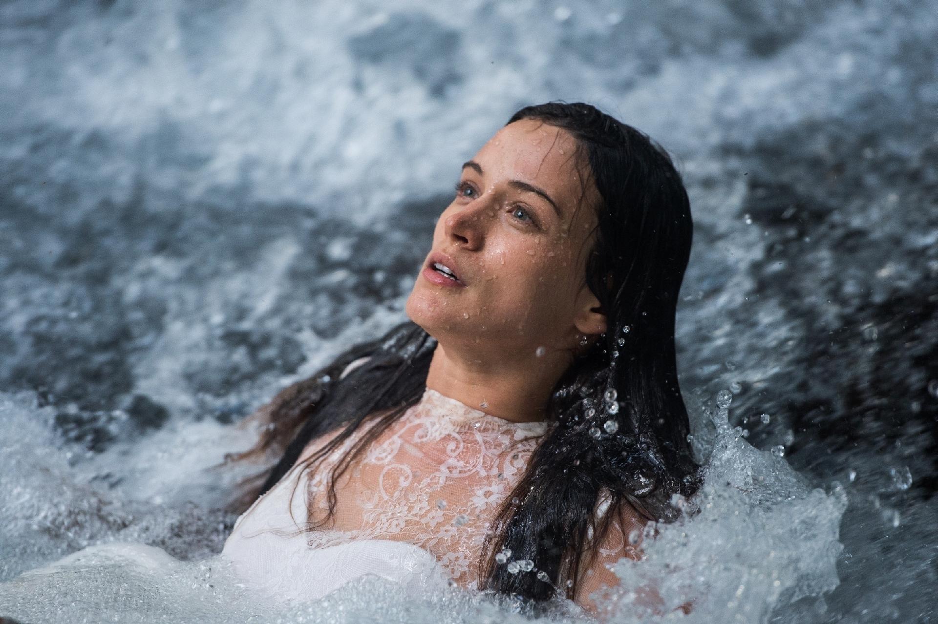 O sofrimento de Clara (Bianca Bin) é ilustrado por cenas metafóricas em "O Outro Lado do Paraíso" - Raquel Cunha/Globo