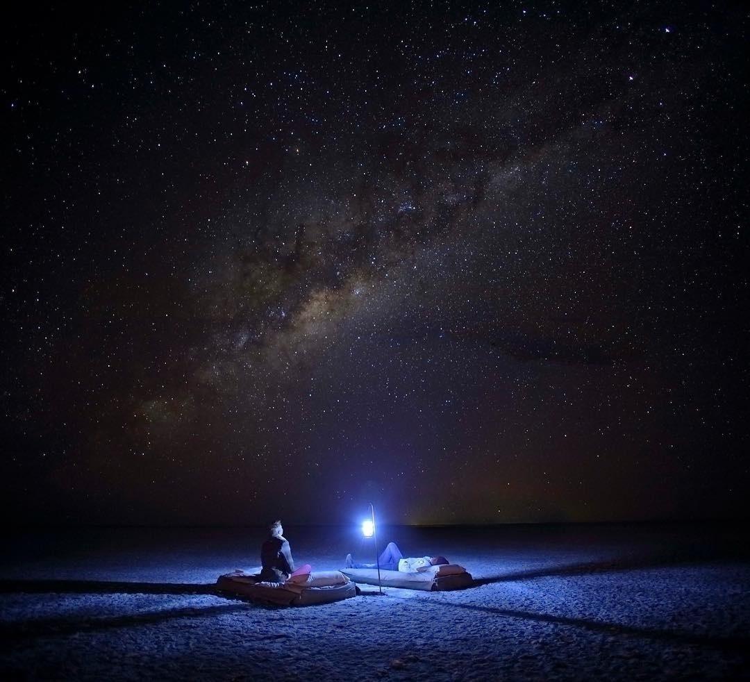 Makgadikgadi é um dos maiores desertos de sal do mundo. Ziba de safari, a região tem paisagens deslumbrantes e hotéis organizam passeios para dormir sob as estrelas.  - Meno A Kwena Safari Camp 