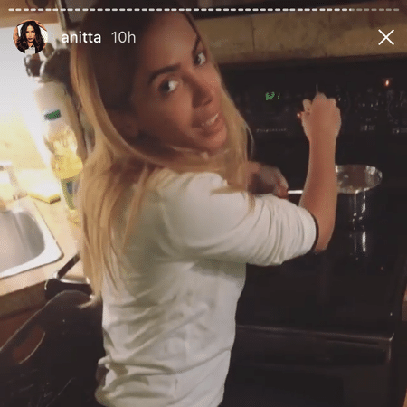Anitta é flagrada pelo marido cozinhando sentada - Reprodução/Instagram/anitta