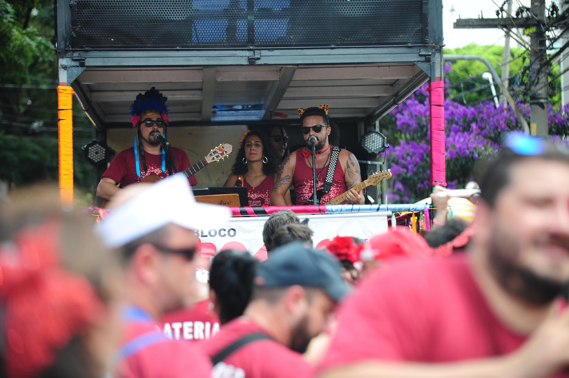 Bloco Te Amo, Mas Só Como Amigo desfila pelas ruas de Pinheiros na tarde deste sábado (17) - Junior Lago/UOL