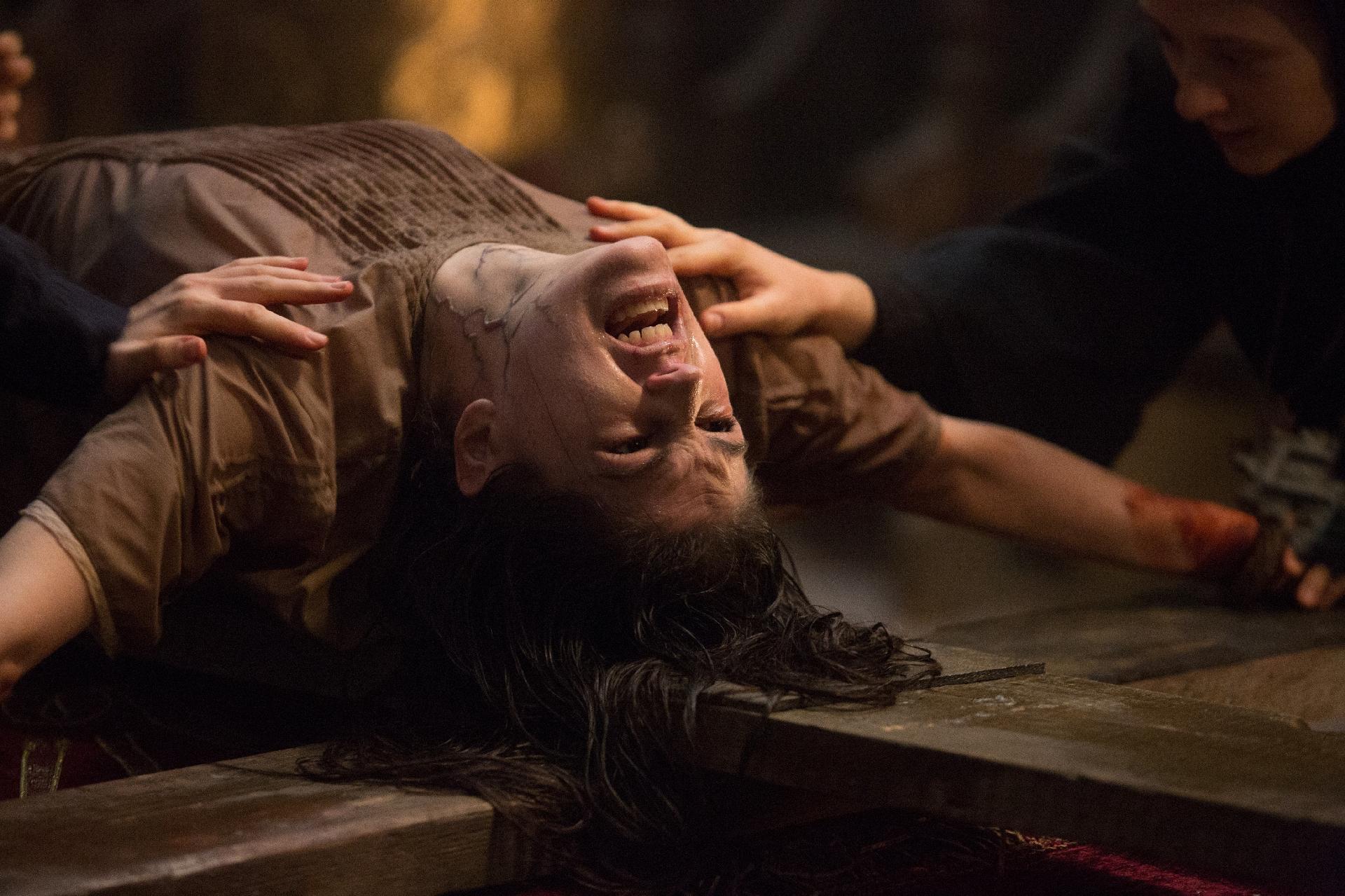 Cena do filme "Exorcismos e Demônios" (2018) - Divulgação