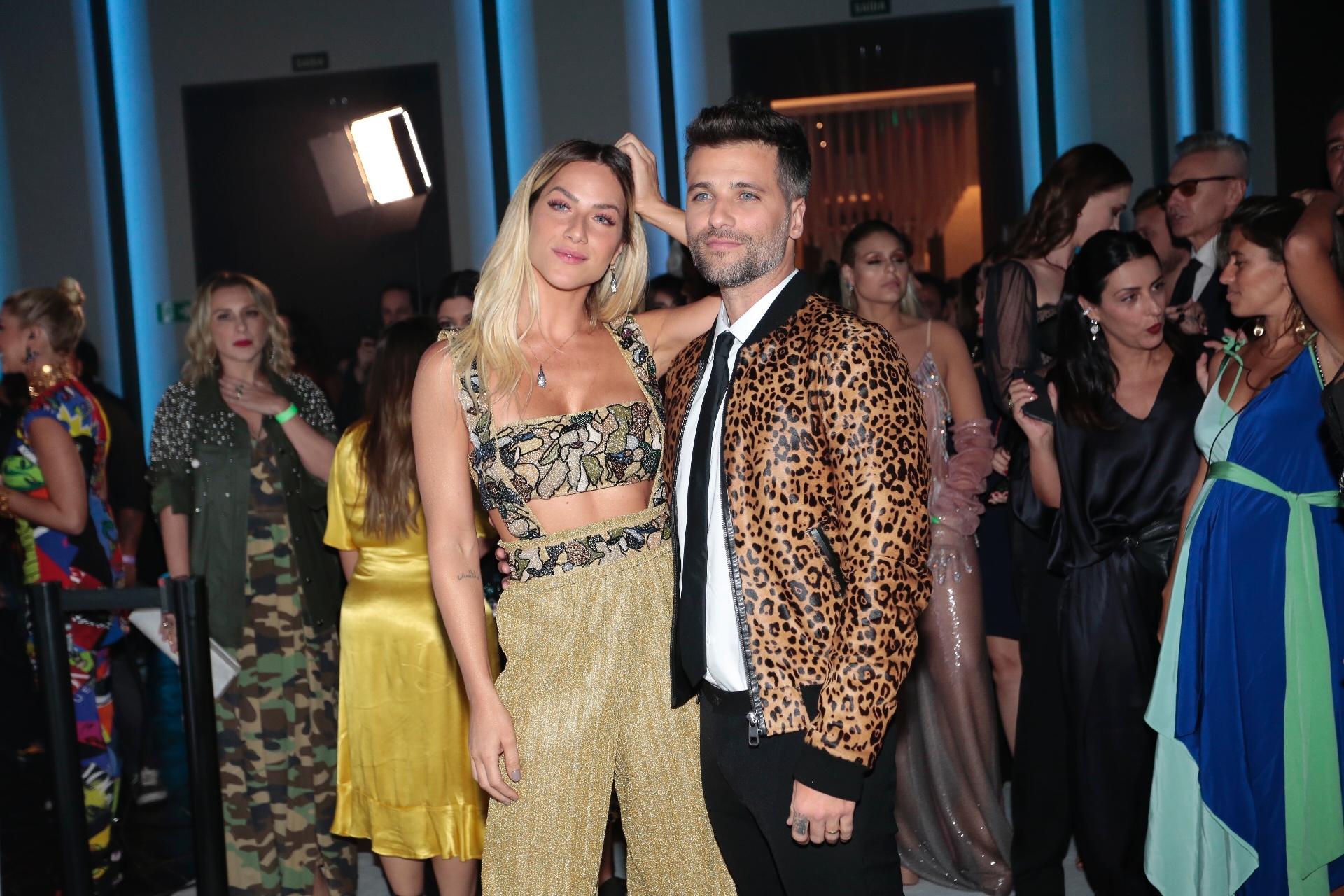 Giovanna Ewbank e Bruno Gagliasso vão juntos ao prêmio promovido pela revista "Glamour", em São Paulo. O ator chama atenção com seu terno de oncinha - Rafael Cusato/Brazil News