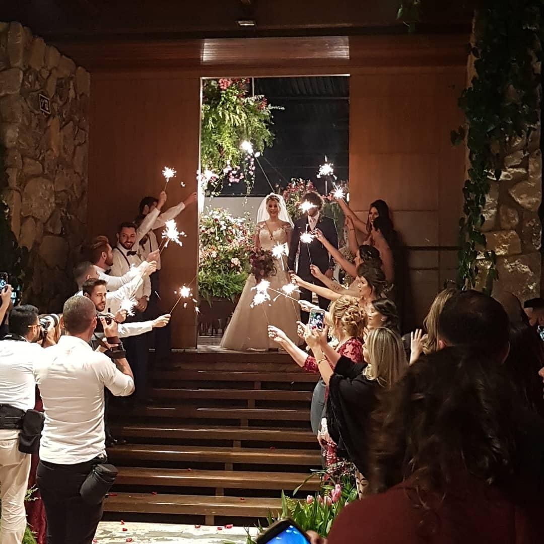 Padrinhos acompanham os noivos na saída da cerimônia - Reprodução/Instagram